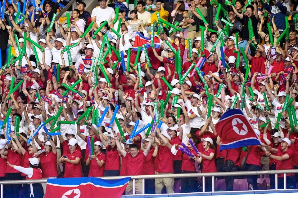 　前半、同点ゴールに沸く北朝鮮サポーター