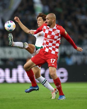 　サッカードイツ１部リーグで、ホームのマインツ戦にフル出場したボルシアＭＧの板倉滉（左）＝６日、メンヘングラッドバッハ（ゲッティ＝共同）
