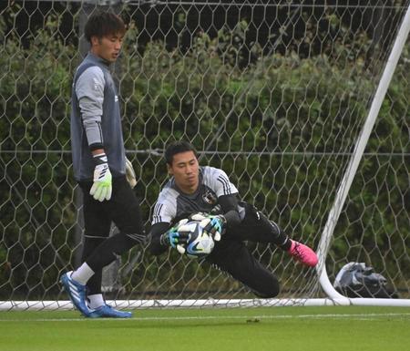 　調整する前川黛也（撮影・金田祐二）