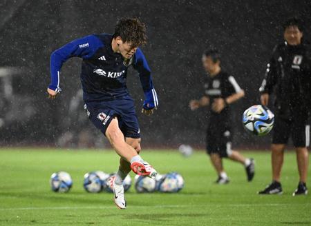 　シュート練習する古橋亨梧（撮影・金田祐二）