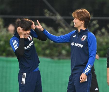 　田中碧にデコピンする板倉滉（右）＝撮影・金田祐二