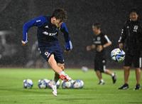 　シュート練習する古橋亨梧（撮影・金田祐二）