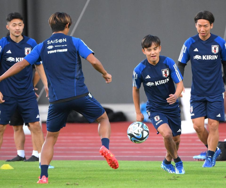 　ボール回しで調整する久保建英（中央右）＝撮影・伊藤笙子