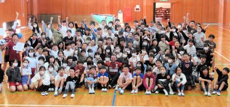 　児童らと写真撮影するマタ（中央）