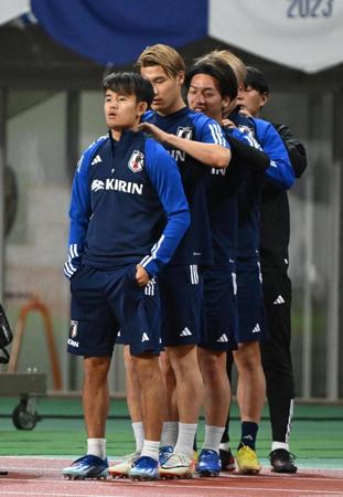 　器具を着け合う先頭で貫禄十分の久保建英（撮影・金田祐二）