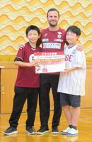 　児童と写真撮影するマタ（中央）