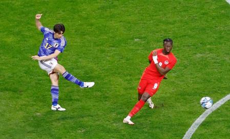 　試合開始直後、先制ゴールを決める田中碧（左）