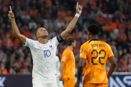　サッカー欧州選手権予選のオランダ戦で、先制ゴールを決めて喜ぶフランスのエムバペ＝１３日、アムステルダム（ＡＰ＝共同）