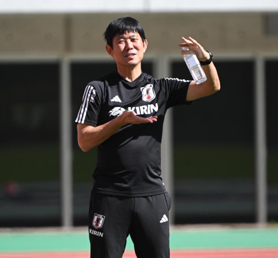 　練習を見守る森保監督（撮影・金田祐二）
