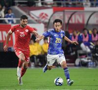 後半、攻める日本代表・久保建英（右）＝ノエビアスタジアム神戸（撮影・中田匡峻）