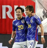 　後半、ゴールを決めた日本代表・伊東純也（右）と喜ぶ久保建英（左）＝撮影・山口登