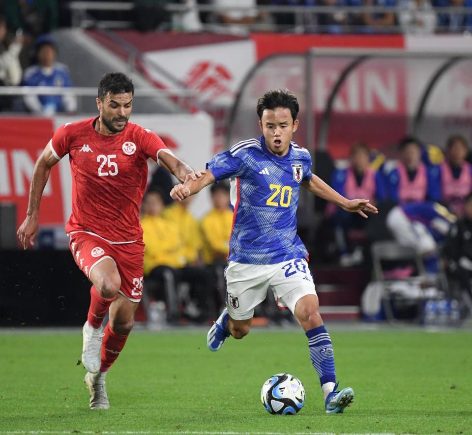 後半、攻める日本代表・久保建英（右）＝ノエビアスタジアム神戸（撮影・中田匡峻）