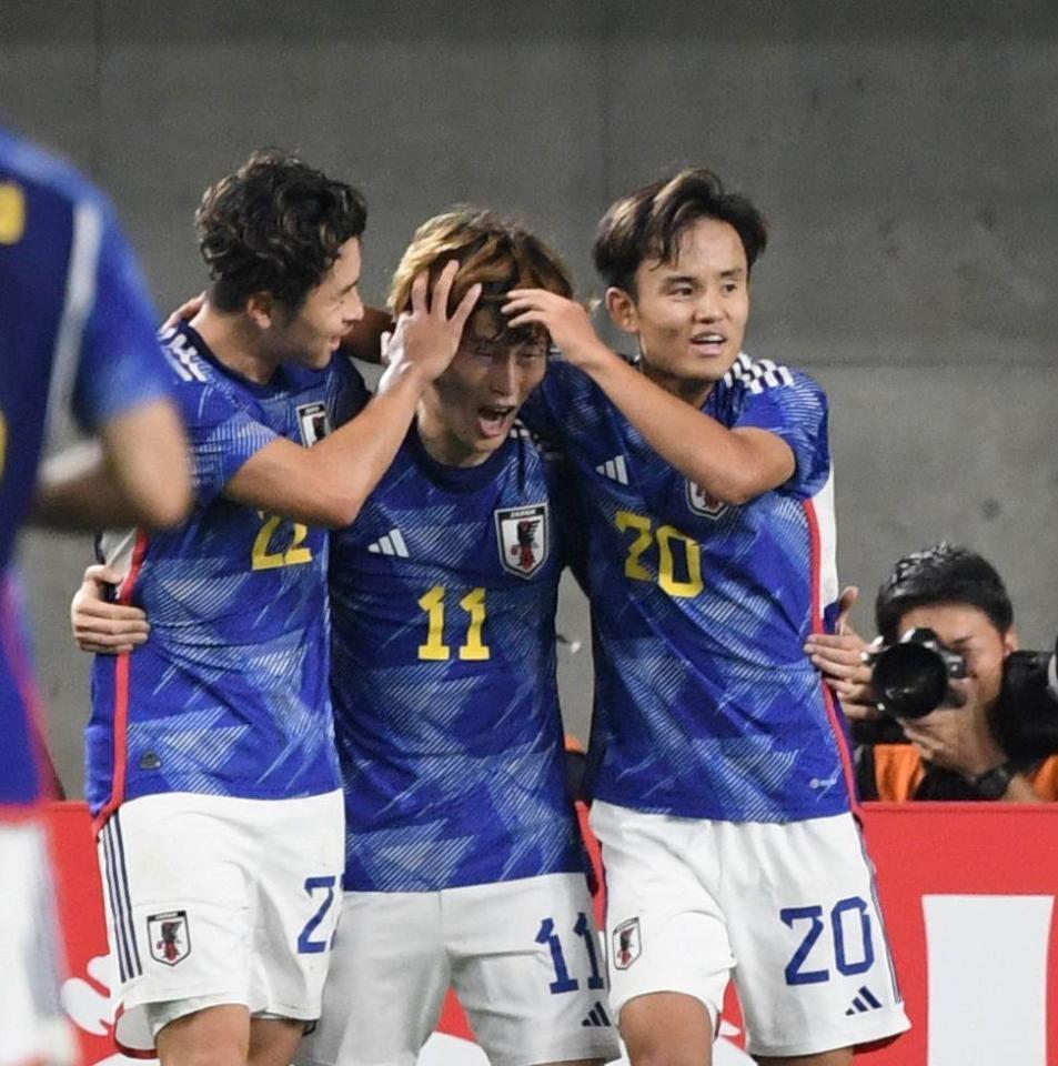 　前半、先制ゴールを決めた日本代表・古橋亨梧（中央）は久保建英（右）と中山雄太から祝福を受ける（撮影・中田匡峻）