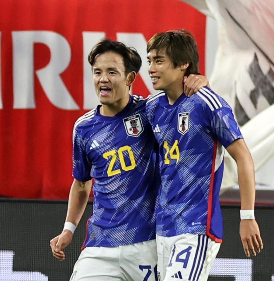 　後半、ゴールを決めた日本代表・伊東純也（右）と喜ぶ久保建英（左）＝撮影・山口登