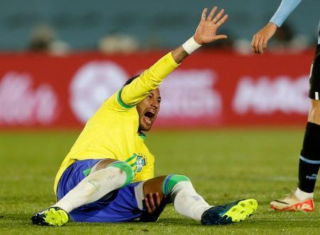 ネイマールが左膝損傷、手術へ　サッカーのブラジル代表