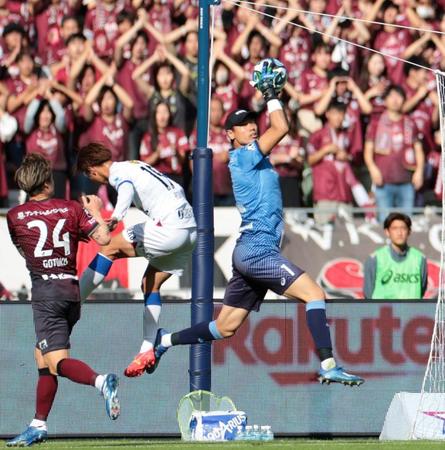 　前半、ゴール前に入ったクロスボールを素早くキャッチする神戸・前川（右）＝撮影・吉澤敬太