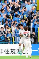 後半、同点ゴールを決め瀬川（右）に祝福される橘田