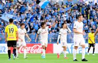 後半、同点ゴールを決め、喜ぶ橘田（左から３人目）