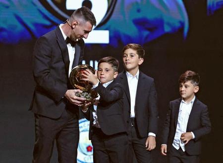 　バロンドール受賞を息子たちと喜ぶアルゼンチン代表のメッシ（左端）（共同）