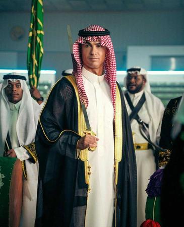 　サウジアラビアの民族衣装に身を包んだロナルド