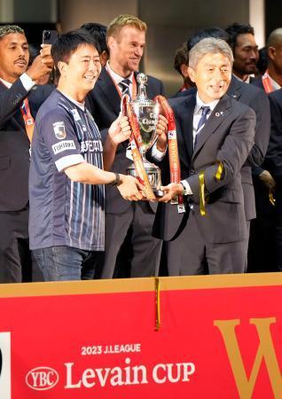 ルヴァン杯ＶのＪ１福岡が祝勝会　ファン集う、優勝杯も披露