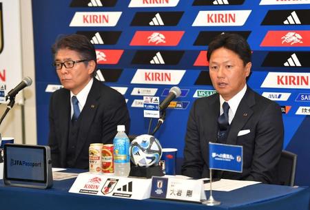 　代表メンバーを発表したＵ－２２日本代表・大岩監督。左は山本ナショナルチームダイレクター