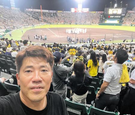 　阪神がリーグ優勝を飾った９月１４日の巨人戦を観戦したＩＮＡＣ神戸の安本社長（提供写真）