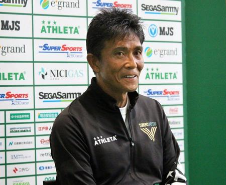 　取材に応じる東京Ｖ・城福監督