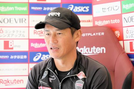 　練習後、オンライン取材に応じる吉田孝行監督　©ＶＩＳＳＥＬ　ＫＯＢＥ