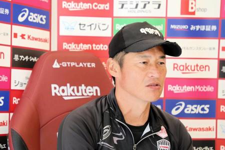 　練習後、オンライン取材に応じる吉田孝行監督　©ＶＩＳＳＥＬ　ＫＯＢＥ