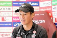　練習後、オンライン取材に応じる吉田孝行監督　©ＶＩＳＳＥＬ　ＫＯＢＥ