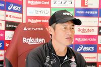 　練習後、オンライン取材に応じる吉田孝行監督　©ＶＩＳＳＥＬ　ＫＯＢＥ