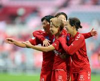 　前半、先制ゴールを決め喜ぶＩＮＡＣ神戸・田中美南（中央）＝撮影・山口登