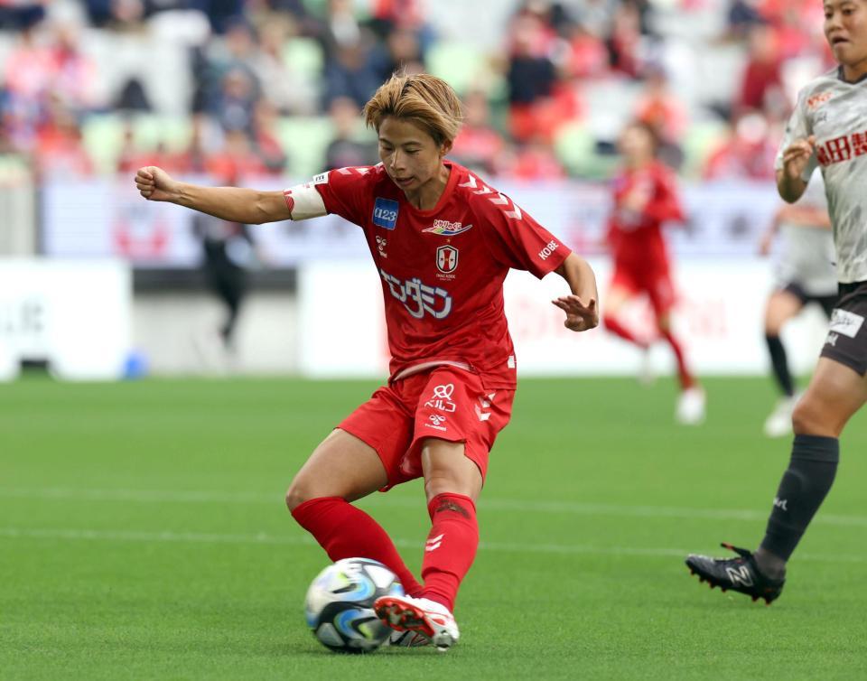 　前半、先制ゴールを決めるＩＮＡＣ神戸・田中美南（撮影・山口登）
