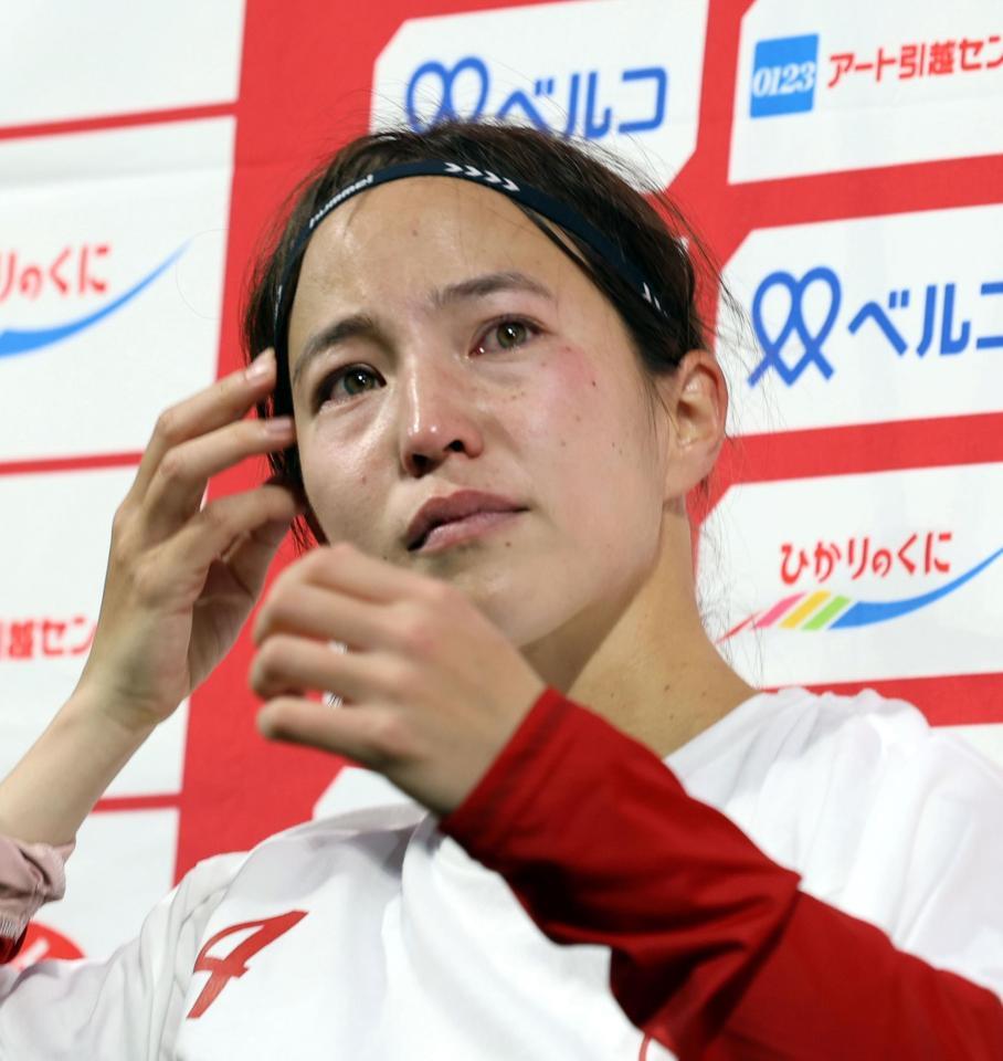 　試合後のインタビューで涙ぐむＩＮＡＣ神戸・北川ひかる（撮影・山口登）
