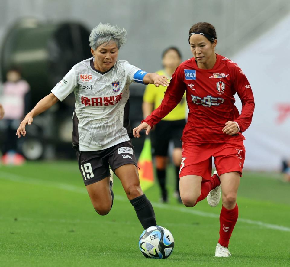 　前半、新潟・川澄奈穂美（左）はＩＮＡＣ神戸・北川ひかると競り合う（撮影・山口登）