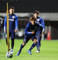 　日本代表に合流し、シュート練習する佐野海舟（撮影・山口登）