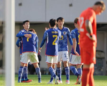 　後半、この試合２点目をゴールを決め、仲間と抱き合う鈴木唯人（左端）＝撮影・吉澤敬太