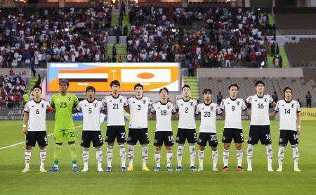 　サッカーＷ杯アジア２次予選のシリア戦を前に、国歌斉唱する日本イレブン。左端は遠藤、右から４人目は久保。日本国内ではテレビ放送がなかった＝２１日、サウジアラビア・ジッダ（共同）