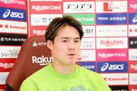 　練習後、オンライン取材に応じる酒井高徳　©ＶＩＳＳＥＬ　ＫＯＢＥ