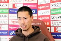 　練習後、オンライン取材に応じる前川黛也　©ＶＩＳＳＥＬ　ＫＯＢＥ