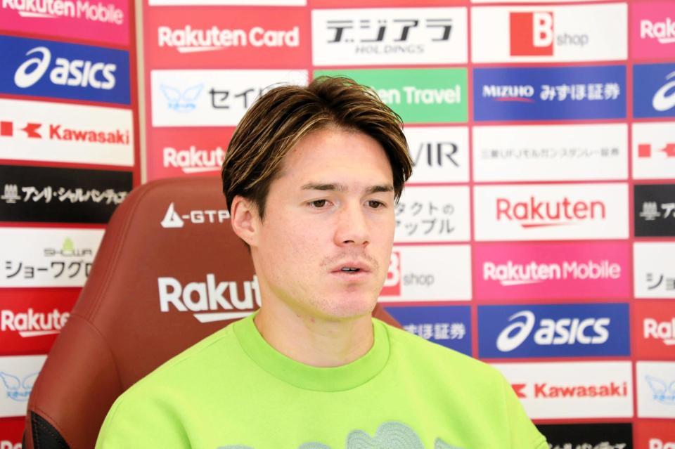 　練習後、オンライン取材に応じる酒井高徳　©ＶＩＳＳＥＬ　ＫＯＢＥ