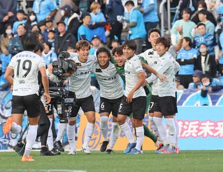 　横浜ＦＣに勝利し、喜ぶ湘南イレブン