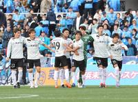 　横浜ＦＣに勝利し、喜ぶ湘南イレブン