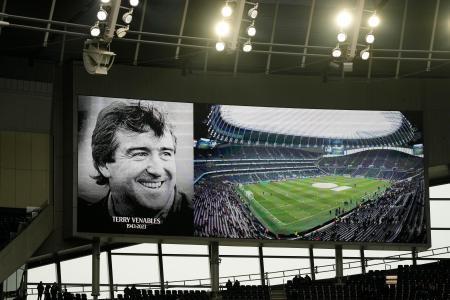 　元監督のテリー・ベナブルズ氏死去を受け、トットナムのスタジアムに映し出された追悼の映像＝２６日、ロンドン（ＡＰ＝共同）