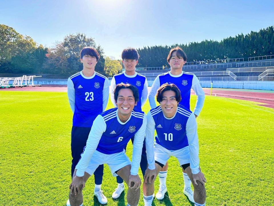 　Ｊリーグクラブ入団会見を行った関学大サッカー部の（後列左から）美藤、濃野、望月、（前列左から）長尾、倍井（関学大提供）