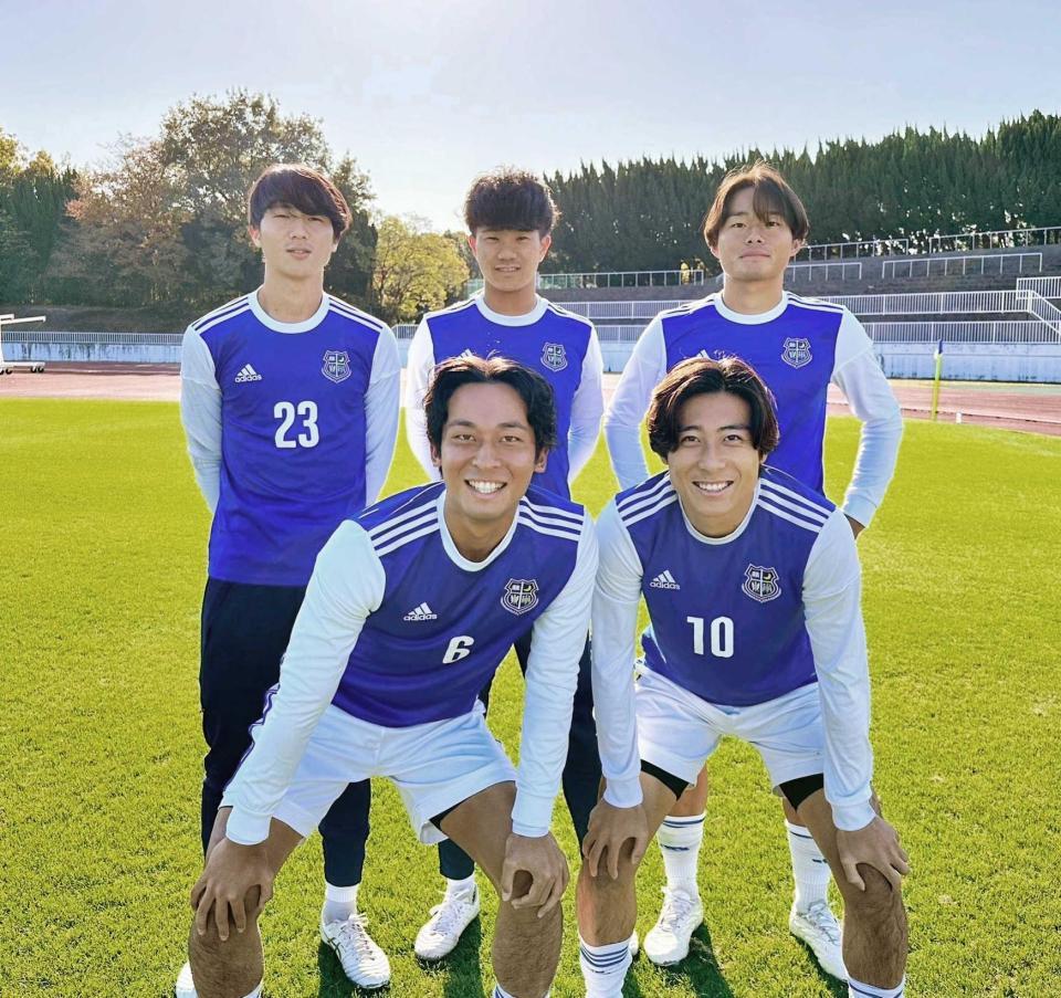 　Ｊリーグクラブ入団会見を行った関学大サッカー部の（後列左から）美藤、濃野、望月、（前列左から）長尾、倍井（関学大提供）