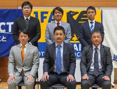 　第１０２回全国高校サッカー選手権を前に記者会見した近畿６府県代表の監督。前列右は神戸弘陵の谷監督、同左は京都橘の米沢監督＝１日、大阪市