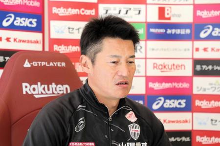 　今季最終戦に向けオンライン取材に応じる吉田孝行監督　©ＶＩＳＳＥＬ　ＫＯＢＥ