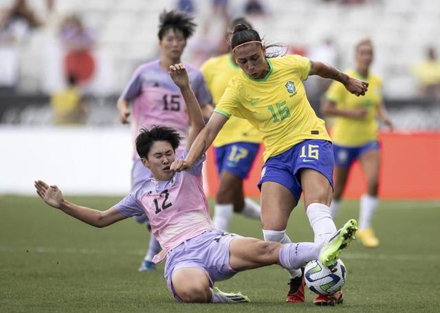 　ブラジル選手（右）と競り合う古賀＝サンパウロ（ゲッティ＝共同）